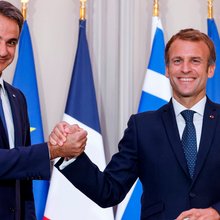  πρωθυπουργός Κυριάκος Μητσοτάκης με τον Γάλλο πρόεδρο Εμανουέλ Μακρόν