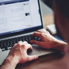 ένας άνδρας δουλεύει στο λαπτοπ του μέσω gov.gr