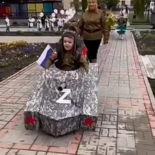 Παιδιά νηπιαγωγείου στη Ρωσία ντυμένα «τανκς» και «αεροσκάφη»