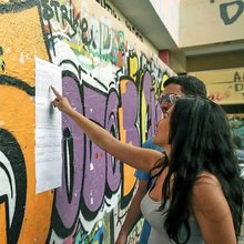 μηχανογραφικό υποψήφιοι πανελλαδικών κοιτάζουν πίνακες