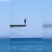 H viral βουτιά του ηλικιωμένου στη Ρόδο