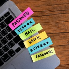 αυτοκόλλητα με κωδικούς πρόσβασης σε λάπτοπ