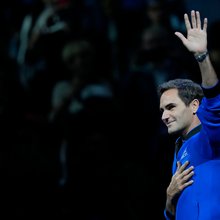 Ο Ρότζερ Φέντερερ μετά το τελευταίο ματς της καριέρας του