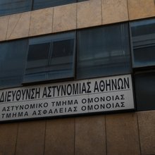 Σε διαθεσιμότητα οι δύο ειδικοί φρουροί τους οποίους κατήγγειλε η 19χρονη ότι τη βίασαν στο Α.Τ. Ομονοίας