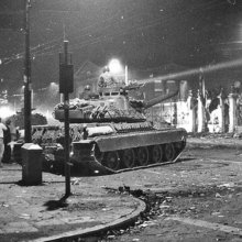 Το τανκ απέναντι από την πύλη του Πολυτεχνείου 