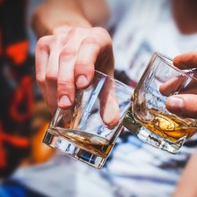 χερια τσουγκριζουν ουισκι 