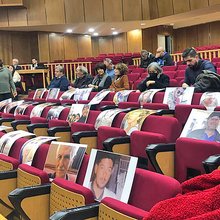 Δίκη για το Μάτι: Εικόνες των θυμάτων τοποθέτησαν οι συγγενείς στα έδρανα του ακροατηρίου