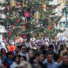 Κόσμος στην Ερμού για τα Χριστούγεννα