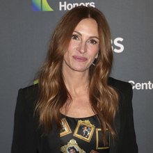Η Τζούλια Ρόμπερτς με φόρεμα τυπωμένες φωτογραφίες Τζορτζ Κλούνεϊ