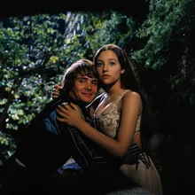 Ο Leonard Whiting υποδύεται τον Ρωμαίο και η Olivia Hussey την Ιουλιέτα στην ταινία του Franco Zeffirelli.
