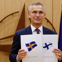 Ο Γενς Στόλτενμπεργκ κρατά τα αιτήματα Σουηδίας και Φινλανδίας για ένταξη στο ΝΑΤΟ