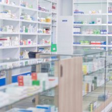 Ράφια σε φαρμακείο 