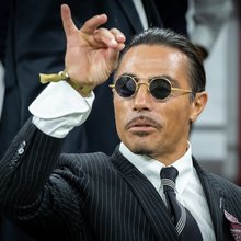 O Salt Bae με τη χαρακτηριστική κίνηση αλατίσματος