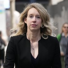 Η πρώην διευθύνουσα σύμβουλος του Theranos, Ελίζαμπεθ Χολμς, αποχωρεί από το ομοσπονδιακό δικαστήριο στο Σαν Χοσέ, Καλιφόρνια, 17 Μαρτίου 2023.