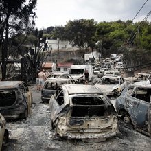 Καμένα αυτοκίνητα από τη φωτιά στο Μάτι