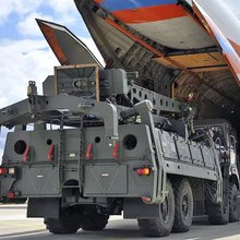 Ρωσικό μεταγωγικό ξεφορτώνει S-400 στην Τουρκία