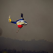 Ελικόπτερο στο μέτωπο της φωτιάς