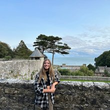 Η πριγκίπισσα Σοφία μπροστά από το κολέγιο στην Ουαλία 