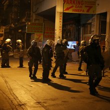 ΜΑΤ σε δρόμο στα Εξαρχεια, νύχτα