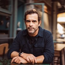 ο Κωνσταντίνος Μαρκουλάκης σε καφέ