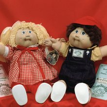 Οι κούκλες Cabbage Patch Kids, οι οποίες στα ελληνικά μεταφράστηκαν ως Λαχανόπαιδα 