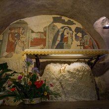 Μια παλιά τοιχογραφία στο παρεκκλήσι της Σκηνής της Γέννησης του Ιερού σηματοδοτεί το μέρος όπου ο Άγιος Φραγκίσκος έκανε τη λειτουργία του