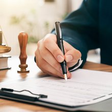 Συμβολαιογράφος