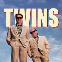 Αρνολντ Σβαρτσενέγκερ και Ντάνι ντε Βίτο σε σκηνή από την ταινία «Οι Δίδυμοι»