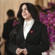 Γιατί οι σταρ φορούσαν κόκκινο κουμπί στο πέτο