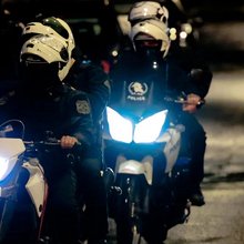 Ομάδα ΔΙΑΣ σε δρόμο τη νύχτα 