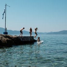 Παιδιά απολαμβάνουν το μπάνιο τους στην παραλία