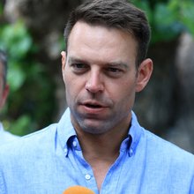 Στεφανος Κασσελάκης γαλαζιο πουκαμισο