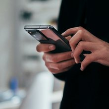 Γυναίκα με κινητό στο χέρι