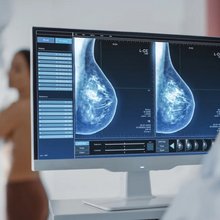 Γυναίκα υποβάλλεται σε εξέταση για καρκίνο του μαστού