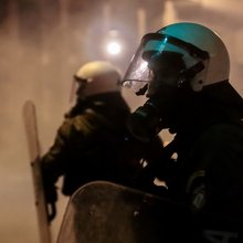 Διπλή επίθεση σε διμοιρίες της Αστυνομίας τη νύχτα στα Εξάρχεια με πέτρες και μολότοφ
