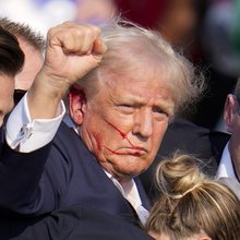 Στιγμές μετά την απόπειρα δολοφονίας του Ντόναλντ Τραμπ