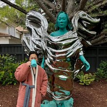 Η σύζυγος του Μαρκ Ζούκερμπεργκ Πρισίλα, δίπλα στο τεράστιο άγαλμά της