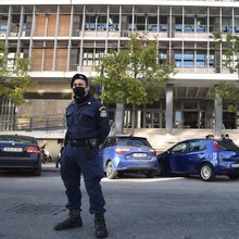 Αστυνομικός έξω από τα δικαστήρια της Θεσσαλονίκης