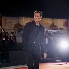 Ναι, κύριοι, μπορείτε να φορέσετε παντελόνι καμπάνα όπως ο Μπραντ Πιτ -Είναι πιο κολακευτικό από ό,τι νομίζετε