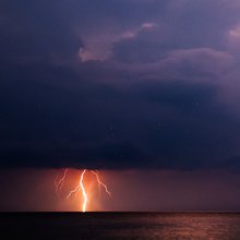 Κεραυνός στη θάλασσα