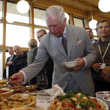 Ο βασιλιάς Κάρολος δοκιμάζει φαγητό