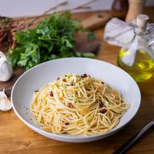 Συνταγή για γρήγορη και νόστιμη μακαρονάδα με σκόρδο και ελαιόλαδο -Έτοιμη σε 15 λεπτά