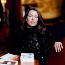 Εμφάνιση με λαμπερό μαύρο πουλόβερ για την Σαρλότ Κασιράγκι