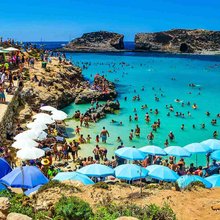 Η Γαλάζια Λιμνοθάλασσα του Κομίνο είναι ένας από τους πιο εμβληματικούς προορισμούς της Μεσογείου / MALTA TOURISM