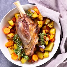 Κατσικάκι με λαχανικά στη γάστρα/ φωτογραφία: shutterstock