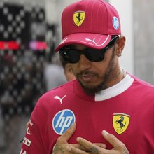 Ο Λούις Χάμιλτον με την εμφάνιση της Φεράρι