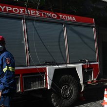 Πυροσβεστικό όχημα και ένας πυροσβέστης (φωτό αρχείου)