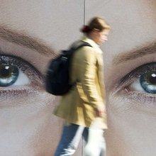 Ο τρόπος που μας παρακολουθούν σε φυσικό και ψηφιακό επίπεδο «παίζει» με το μυαλό μας / SHUTTERSTOCK