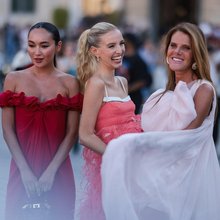 10+1 φορέματα για κουμπάρα σε καλοκαιρινό γάμο -Θα είσαι η πιο εντυπωσιακή μετά τη νύφη