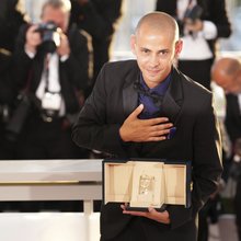 Ο Tawfeek Barhom ποζάρει με τον Χρυσό Φοίνικα Καλύτερης Ταινίας Μικρού Μήκους για την ταινία «I’m Glad You’re Dead Now» σε φωτογράφους κατά τη διάρκεια της τελετής απονομής των βραβείων στο 78ο διεθνές φεστιβάλ κινηματογράφου στις Κάννες